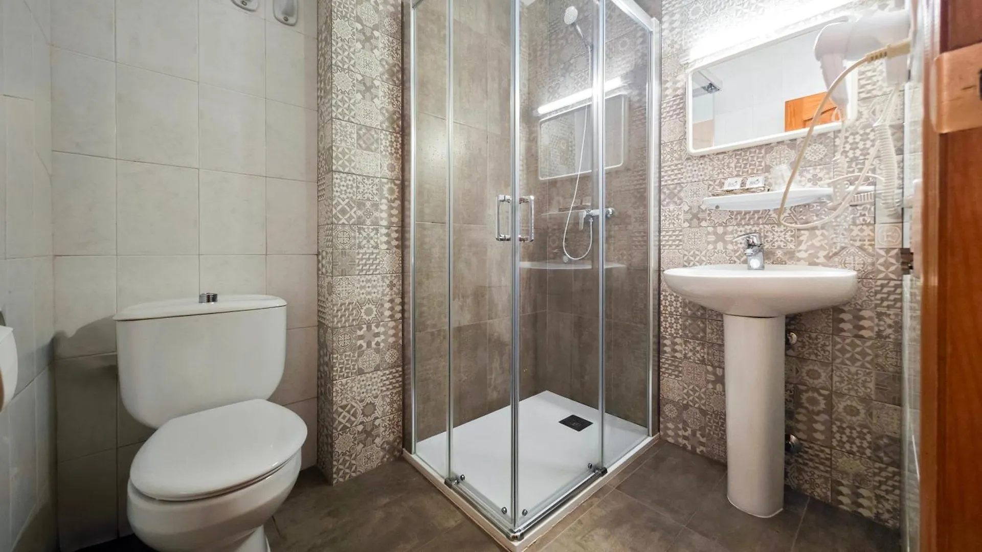 ** בית הארחה Sant Antoni de Portmany Hostal Dinamarca ספרד